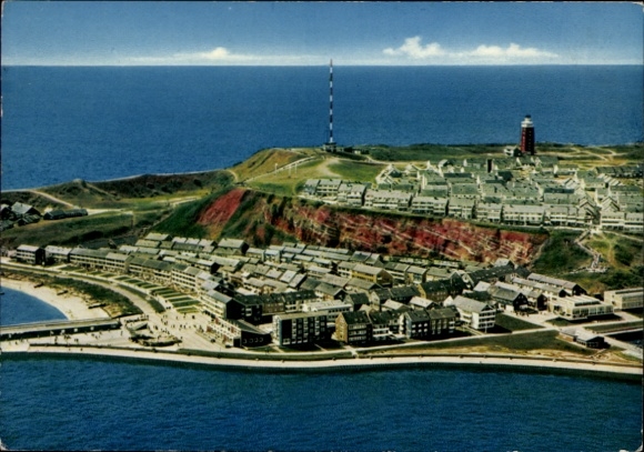 Ak Nordseeinsel Helgoland, Luftaufnahme  Küstenlinie, Häuser, Leuchtturm, blaues Wasser