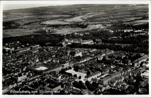 Ak Ludwigsburg in Württemberg, Luftaufnahme von  Stadtansicht,  Gebäude