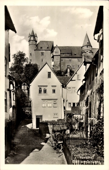 Postcard Herborn in Hessen, partial view, view to the castle