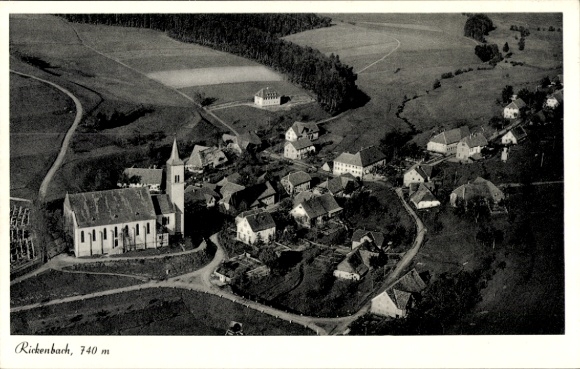 Ak Rickenbach im Hotzenwald, Luftaufnahme von Rickenbach, Kirche, Häuser, ländliche Umgebung