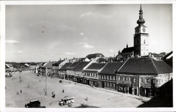 Ak Třebíč Trebitsch Region Hochland, Stadtplatz mit Häuserfront, Uhrturm, Autos, historische A...