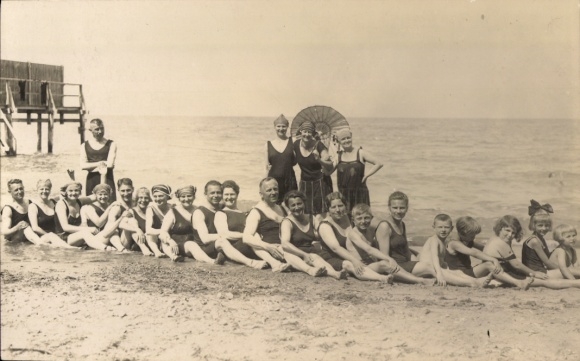 Photo Postcard Ostseebad Nienhagen in Mecklenburg, group photo of bathers on the beach