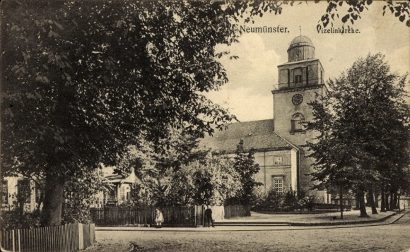 Ak Neumünster in Schleswig Holstein, Vizelinkirche von der Straße gesehen