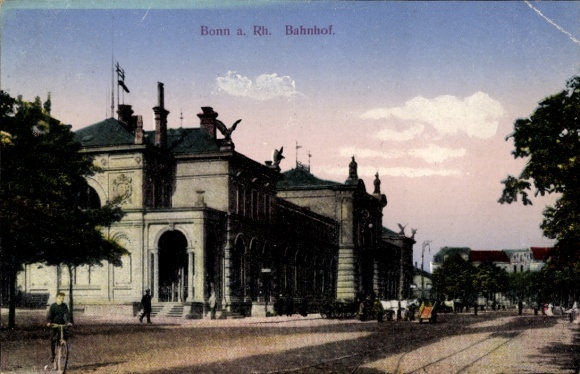 Ak Bonn Rhein, Seitenansicht vom Bahnhof, Straße