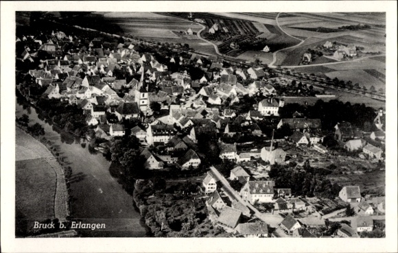 Ak Bruck Erlangen in Mittelfranken Bayern, Luftaufnahme, Wohnhäuser, kleine Kirche, Fluss, ländli