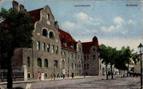 Ak Anklam in Mecklenburg Vorpommern, Landratsamt  Menschen auf der Straße, Bäume, Laterne