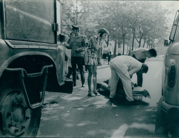 Photo Berlin, wounded on stretcher, traffic accident, traffic police officer, GDR, photographer KH Drowski