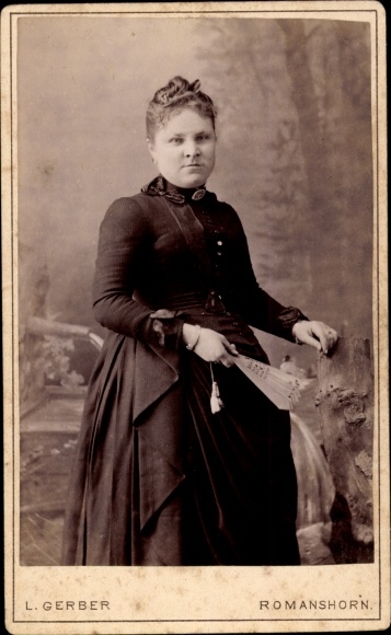 CdV woman portrait, lady with fan