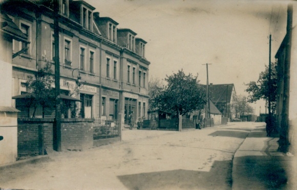 Ak Diensdorf Ottendorf-Okrilla Sachsen, Straßenansicht, Häuser, Bäume, historische Atmosphäre