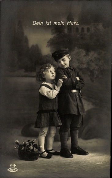 Ak Jouw hart is mijn hart, jongen in uniform met meisje
