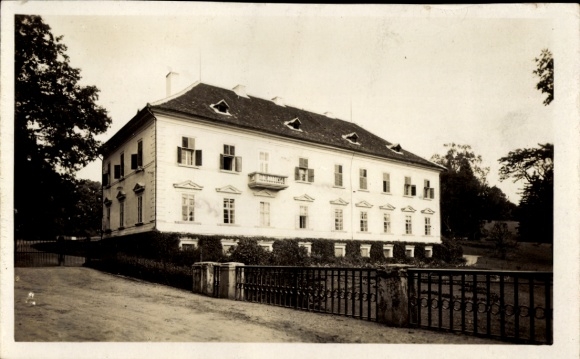 Ak Černovice u Tábora Tschernowitz Region Hochland, Zámek, historisches Gebäude, Bäume, Zaun