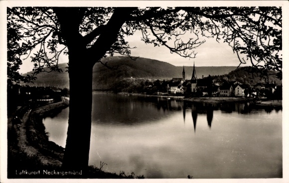 Ak Neckargemünd am Neckar, Luftkurort  Landschaft mit Fluss und Kirche, Schwarz-Weiß Bild