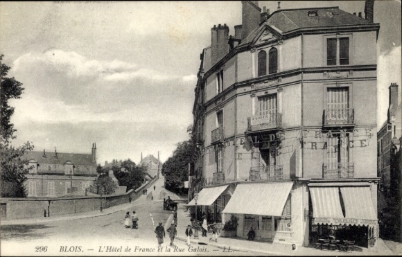 Postcard Blois Loir-et-Cher, Hôtel de France, Rue Galois, street view, historic building, lively...