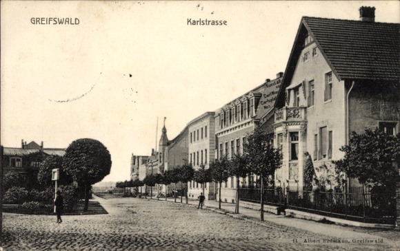 Ak Hansestadt Greifswald, Karlstrasse,  Architektur, Bäume, Straße
