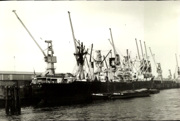 Foto Frachtschiff im Hafen