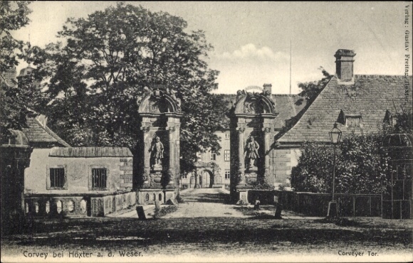 KP Höxter w Nadrenii Północnej-Westfalii, Corvey, zabytkowa brama, drzewa, architektura, czerń i biel...