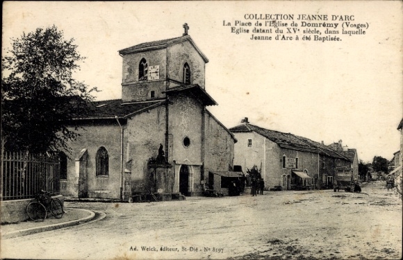 Ak Domrémy la Pucelle Lothringen Vosges, Eglise de  Platzansicht, Jeanne d'Arc,  Kirche