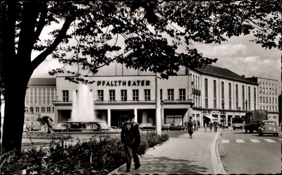 Postcard Kaiserslautern in the Palatinate, Palatinate Theatre, people on the street, trees in the foreground