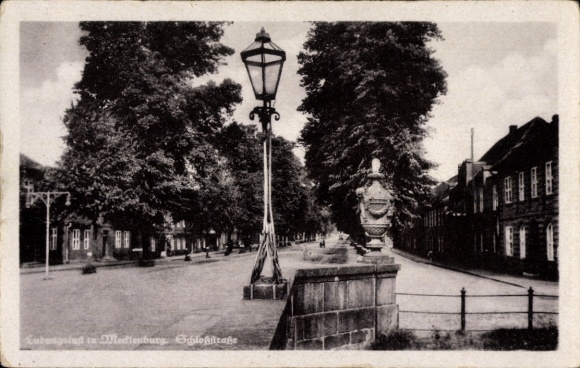 Postcard Ludwigslust in Mecklenburg, trees, street lamp, building, Schlossstraße