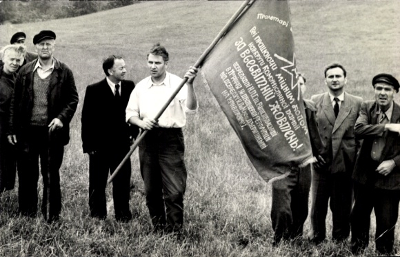 foto Rusland, mannen met vlag, Communistische Partij