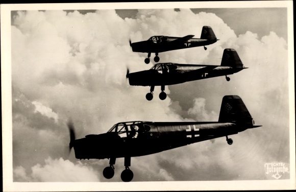 Postcard Bücker Bü 181 Bestmann, chain of Luftwaffe training aircraft