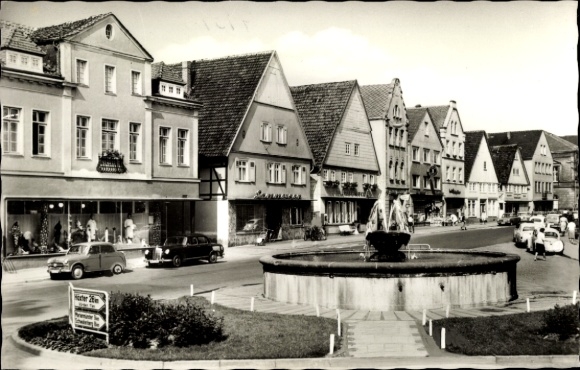 Ak Steinheim in Westfalen, Straßenansicht mit Brunnen, Fachwerkhäusern und Autos