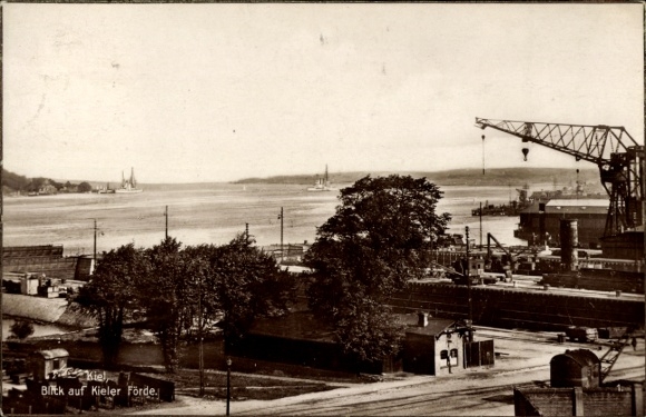 Ak Kiel, Hafen, Kieler Förde, Kran, Linienschiffe und Kriegsschiffe im Dock, Reichsmarine