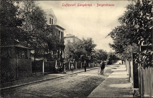Postcard Dresden Langebrück, view of Bergerstrasse, children, man with bicycle