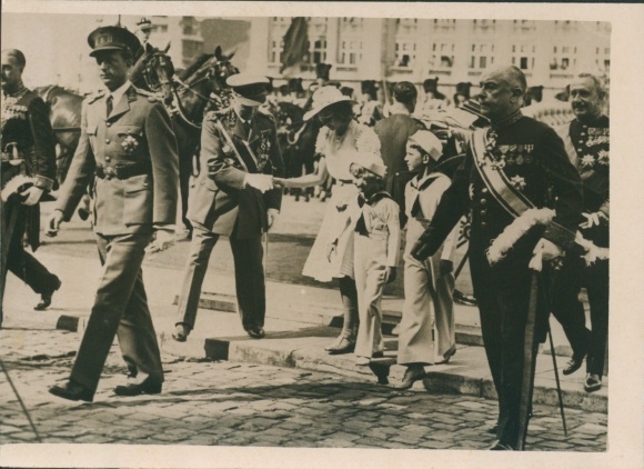 foto Brussel Brussel, Koning Leopold III. en Prins Boudewijn verlaten de Sint-Goedelekerk