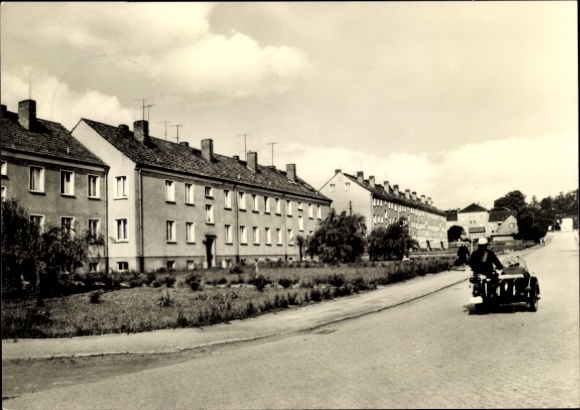KP Worbis w Eichsfeld w Turyngii, fotografia czarno-biała, widok z ulicy, budynek mieszkalny, wczesny