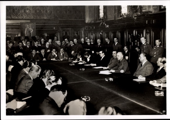 Photo Berlin, Foreign Minister von Ribbentrop in front of the Berlin foreign press, April 1940, II WW