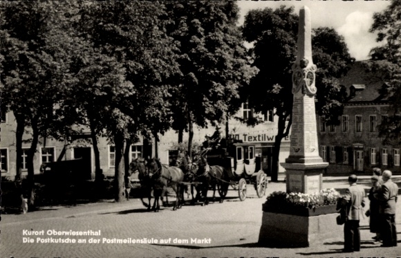 Ak Oberwiesenthal im Erzgebirge, Kurort  Postkutsche, Postmeilensäule, Markt
