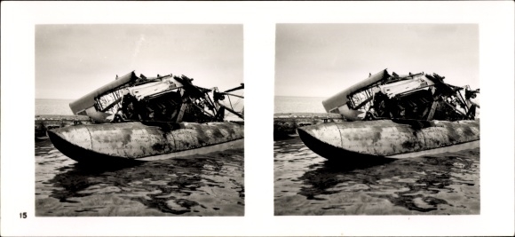 Stereo spatial image photo &quot;The soldiers of the Führer in the field&quot; No. 15 Destroyed Polish plane on Hela