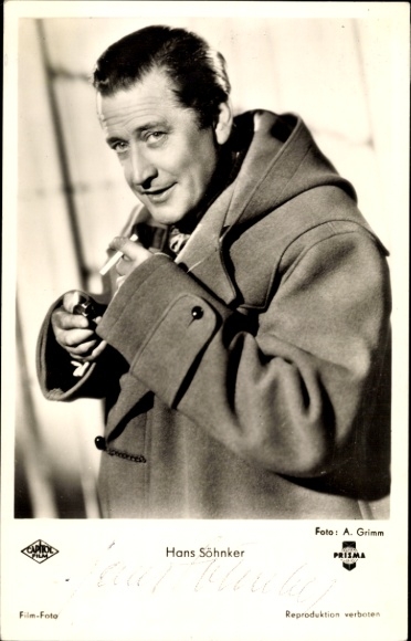 Postcard actor Hans Söhnker, portrait in coat, smoking, autograph, film A Life for Thurs