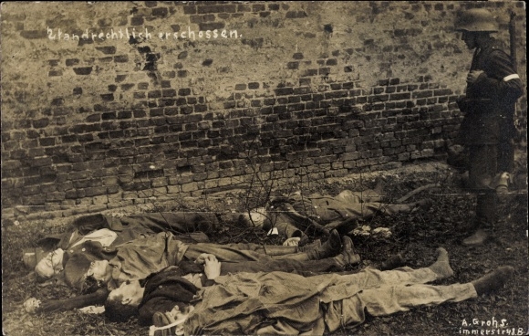 Photo Postcard Berlin, street fights January 1919, workers and Freikorps soldier shot by court order