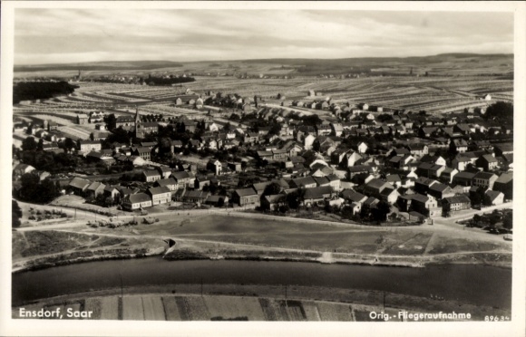 Ak Ensdorf an der Saar, Luftaufnahme von  ruhige Landschaft, kleine Häuser