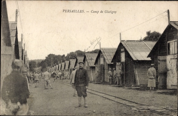 Ak Versailles Yvelines, Lager mit Holzhütten, Soldaten, Schienen, Camp de Glatigny
