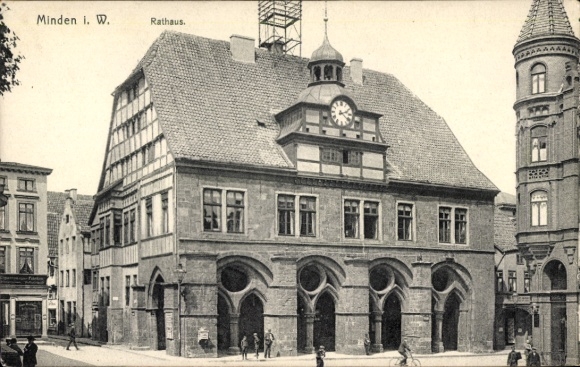Ak Minden in Westfalen, Rathaus,  Architektur, Uhr, Fachwerk, Straßenansicht
