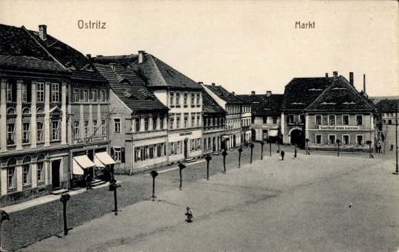 Ak Altstadt Ostritz in Sachsen, Marktplatz, Gebäude, Straßenbeleuchtung, historische Architektur