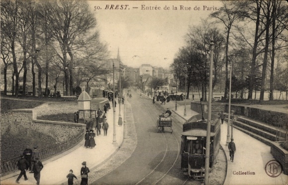 Postcard Brest Finistère, entrance to Rue de Paris, people, trees, tram, scenery