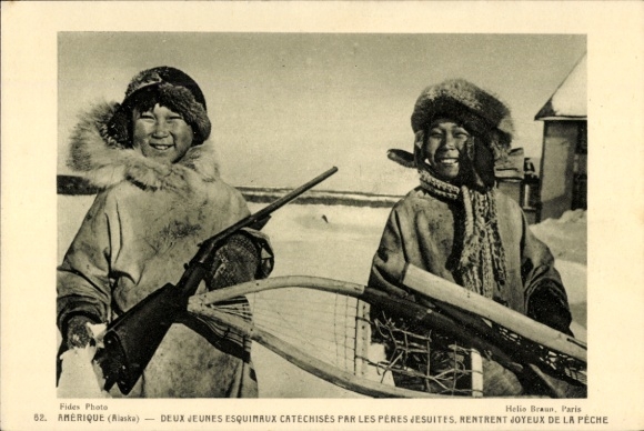 Ak Alaska, twee jonge Eskimo's die door de jezuïetenvaders catechisatie kregen