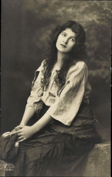 10 alte AK Frauen Portraits, verschiedene Ansichten