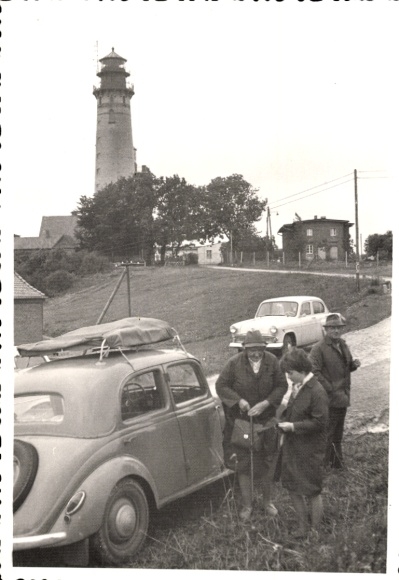 Photo Postcard Arkona Putgarten on Rügen, Cape Arkona, road to the lighthouse, car, family