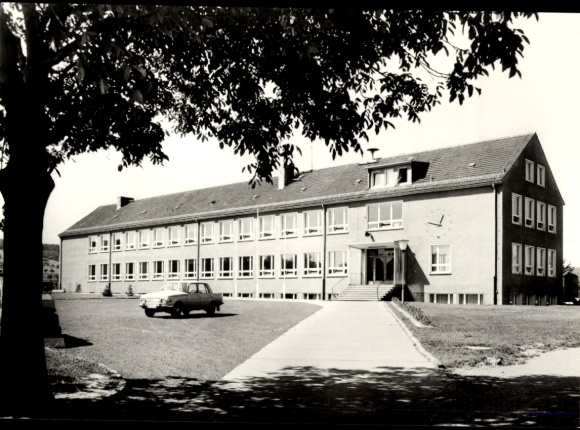 Ak Kamenz in Sachsen, Polytechnische Oberschule, großer Gebäudekomplex, Auto, Baum, schwarz-weiß