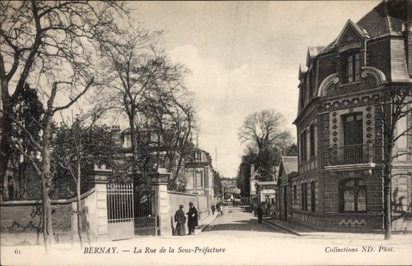 Ak Bernay Eure, Straße mit Häusern, Bäume, Fußgänger,  Architektur