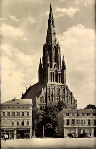 Ak Demmin in West-Pommeren, Sint-Bartholomeuskerk, hoge neogotische kerk, stadsgezicht, zwart-wit