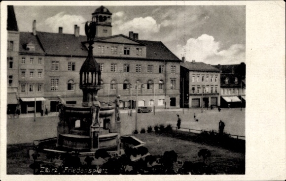Ak Zeitz im Burgenlandkreis, Friedensplatz, Brunnen,  Gebäude, Autos, Menschen