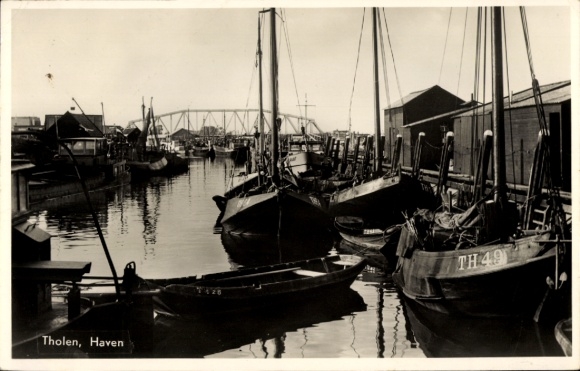 KP Tholen Zeeland Holandia, widok na port, łodzie, most, czarno-białe zdjęcie