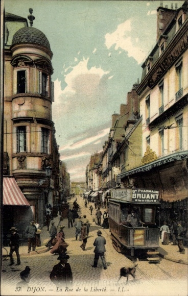 Postcard Dijon Côte d'Or, street, people, tram, buildings, shops