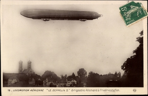 foto van Friedrichshafen aan het Bodenmeer, Zeppelin II boven de stad